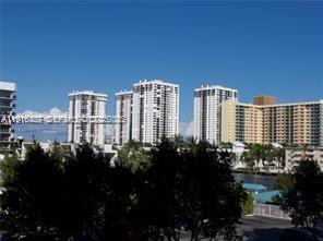 Building Photo - 800 Parkview Dr