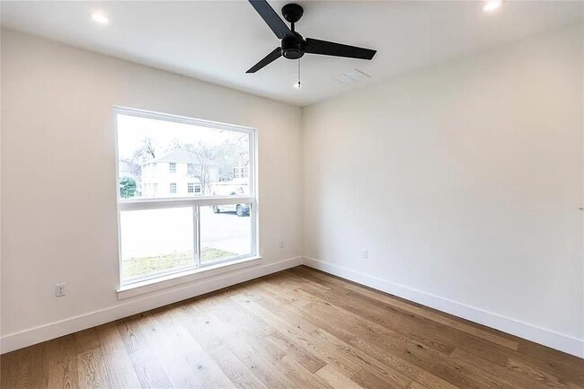 Building Photo - 409 W 35th St