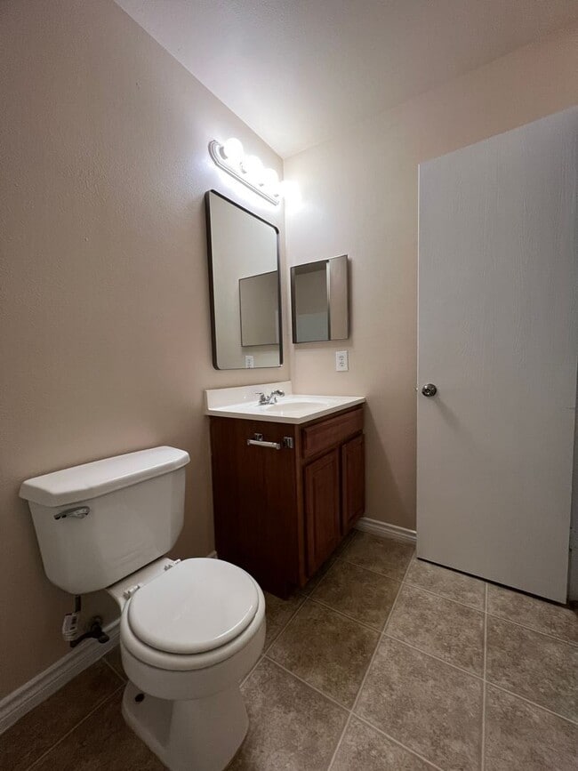 Building Photo - Beautiful Town Home in the Heart of San Antonio