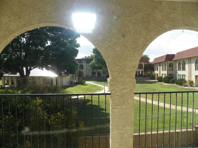 Building Photo - 811 Country Club Dr SE
