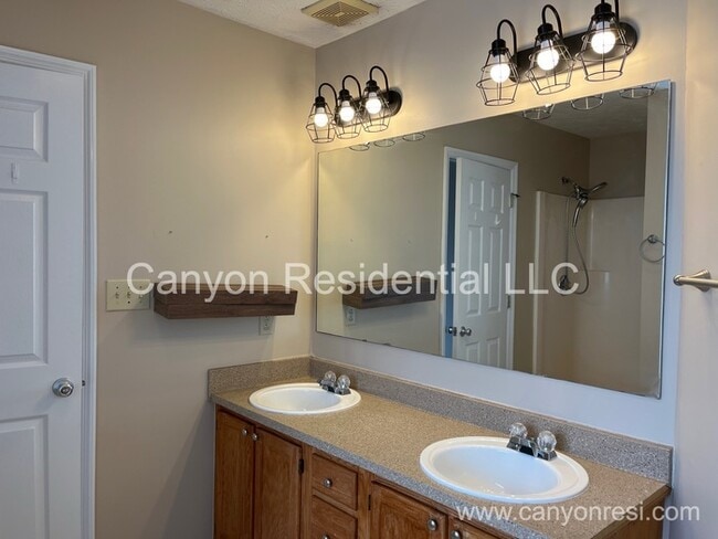 Building Photo - 825 Connaly Dr