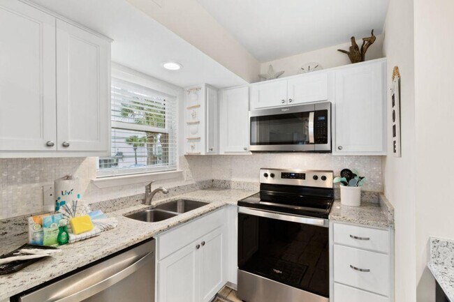 Building Photo - 1948 W Beach Blvd