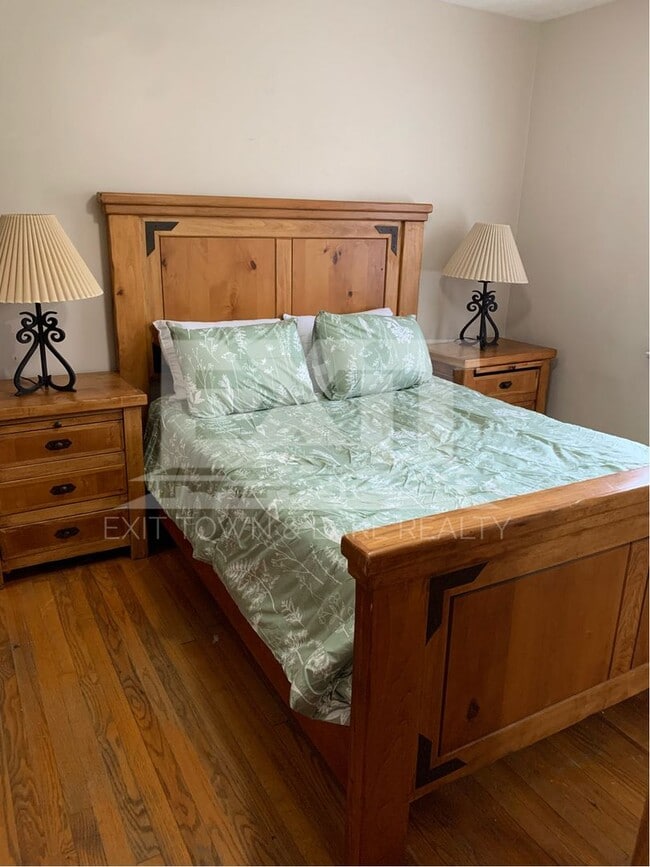 Building Photo - Fully Furnished 3 Bedroom/2 Bathroom Home ...