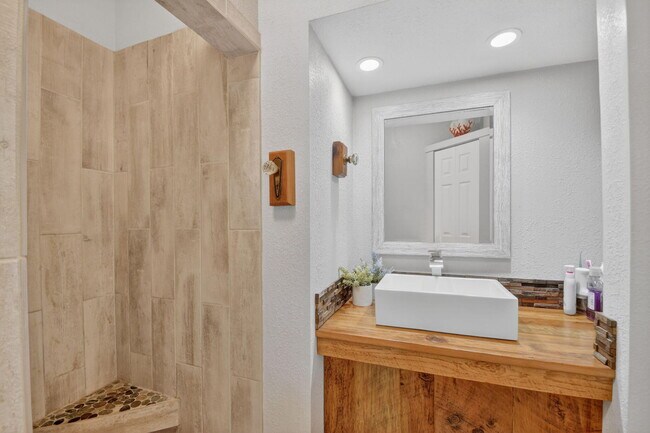 Building Photo - 318 Glen Arbor Terrace