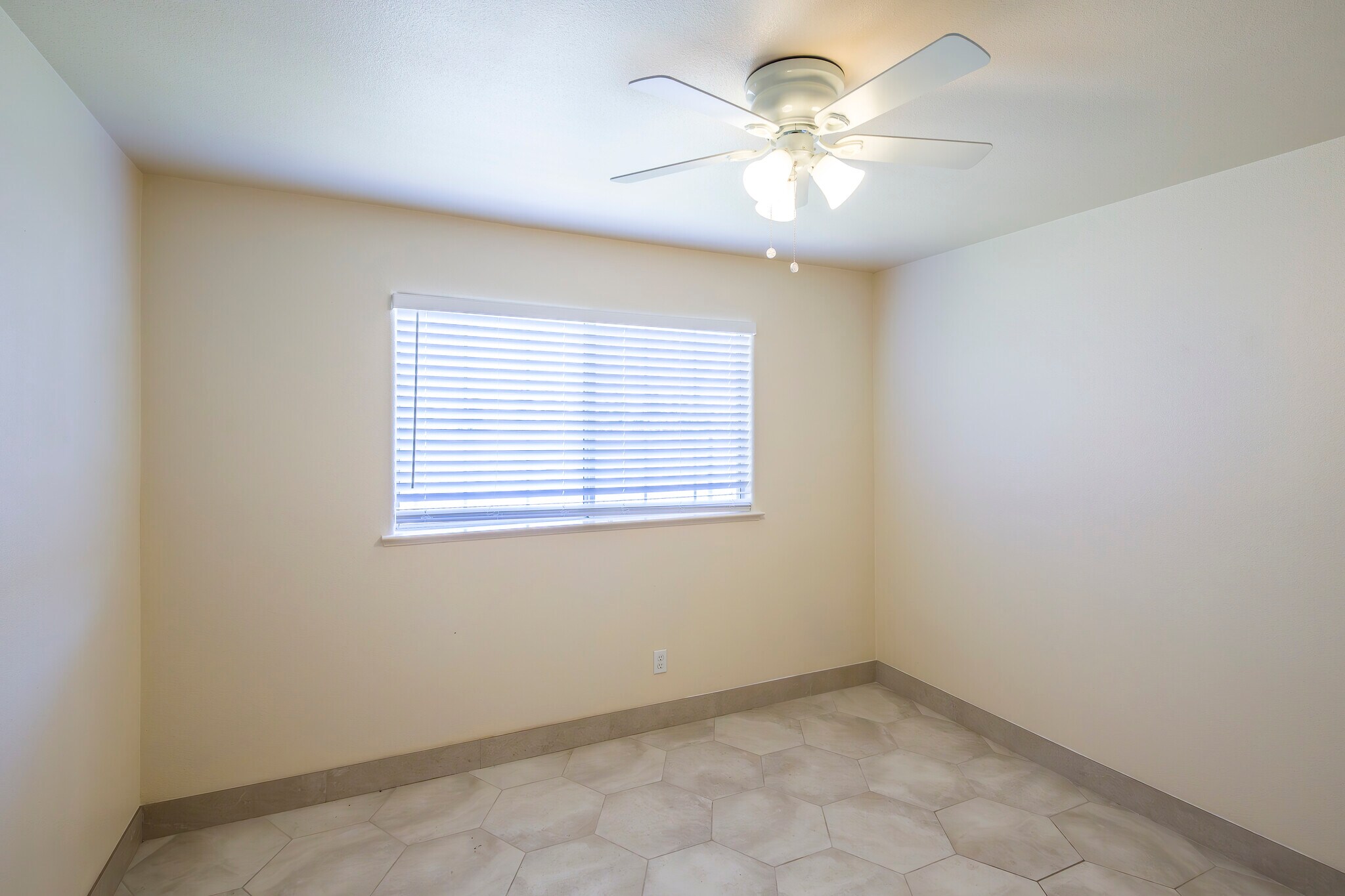 Building Photo - 1542 E Alluvial Ave
