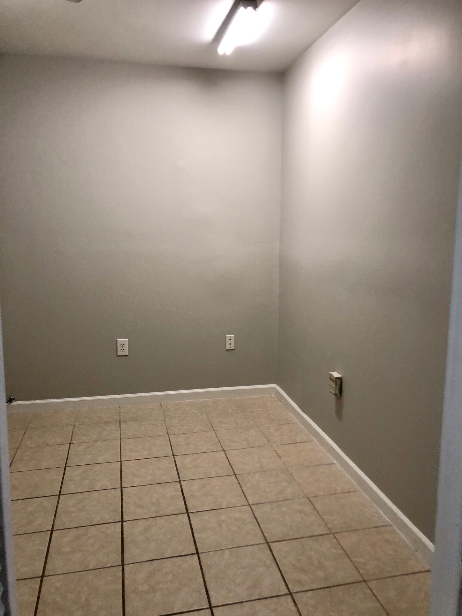 Laundry room - 343 Huntington Dr
