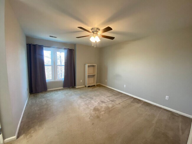 Building Photo - Great Location with a River View!