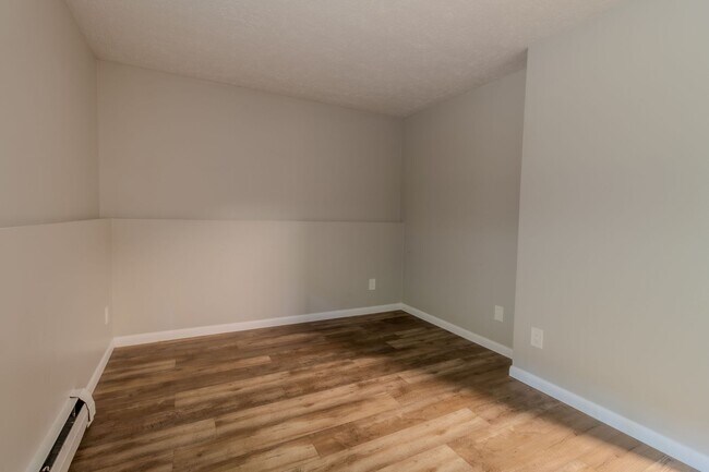 Building Photo - Spacious Dream Apartment — Right Where You Want to Be!