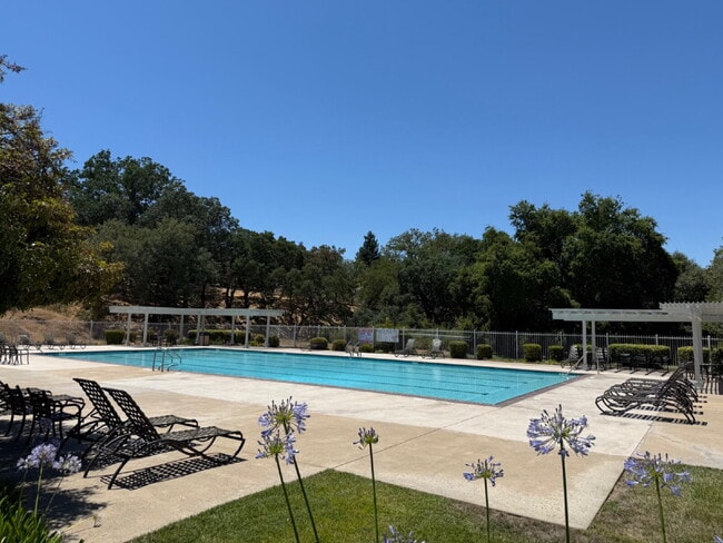 Building Photo - Well Kept 3 Bedroom, 2.5 Bath Home in High...