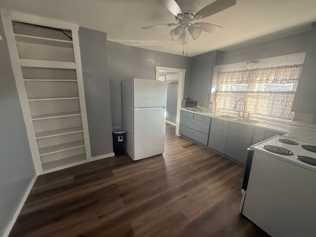 Building Photo - 307 S Locust St