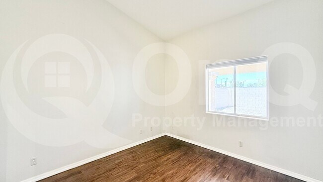 Building Photo - 822 W Earll Dr