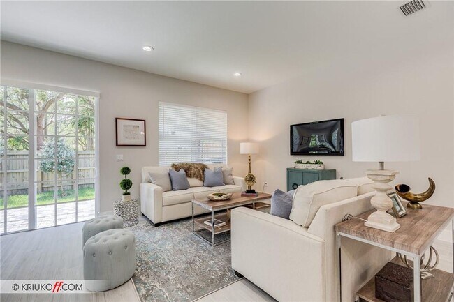 Building Photo - 637 SW 12th Ave