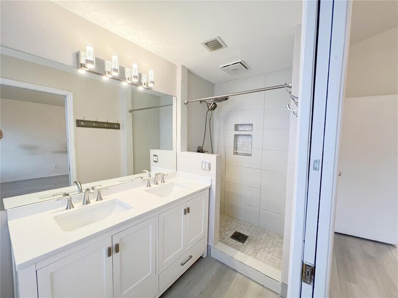 Building Photo - 5565 SW 43rd St