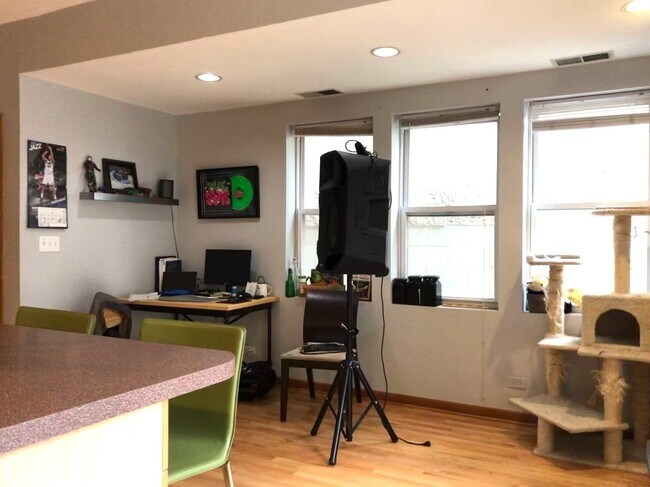 Building Photo - 2118 N Hoyne Ave