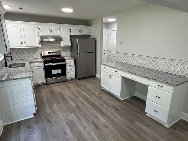 Building Photo - Updated 4 Bed Home in North Charlotte