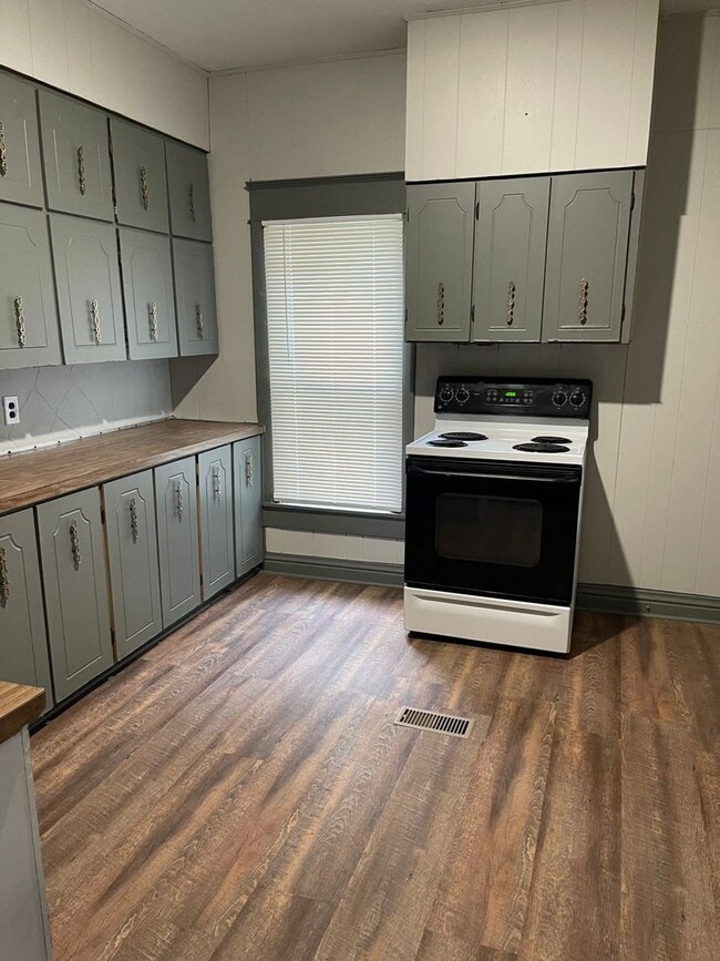 Building Photo - $875 - 2 bed 1 bath - Single Family Home