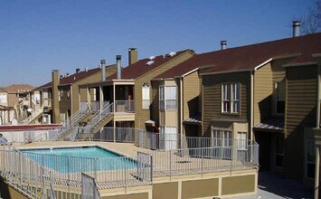 Building Photo - 1/1 Apartment Walking Distance to UT