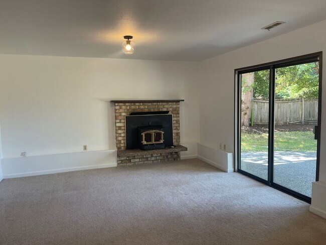 Building Photo - Charming 3bd split level