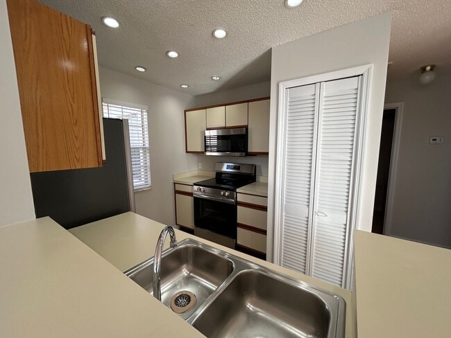 Building Photo - 645 Stafford Terrace