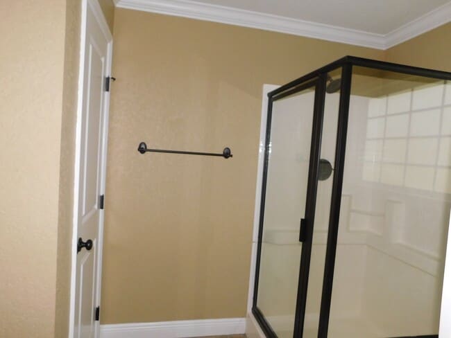 Building Photo - 4 bedroom in Crestwood-convenient location