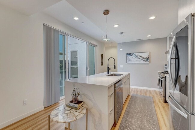 Building Photo - Available Modern Long Term Unfurnished hom...