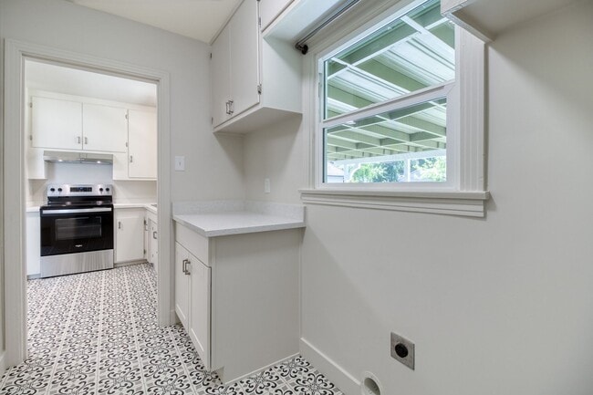 Building Photo - Remodeled La Loma Bungalow!