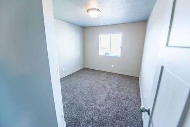 Building Photo - The Overlook in Herriman - Gorgeous Townhome