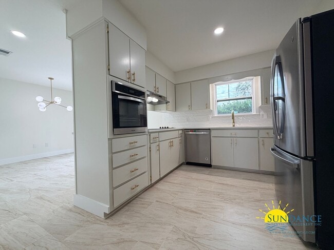 Building Photo - Beautifully Renovated 4BR Home with Private Pool in Fort Walton Beach!