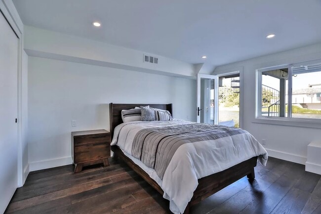 Building Photo - 686 Port Dr