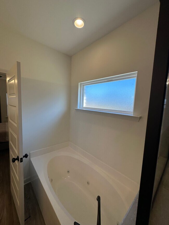 Building Photo - IMMEDIATE MOVE IN!!! Beautiful 4 Bedroom/ 2 Bath in Pinewood Subdivision- Southaven
