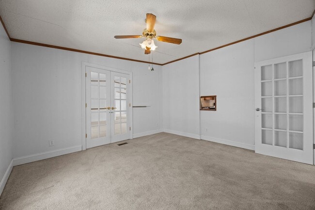 Building Photo - 4 bedroom 2 bathroom spacious home!