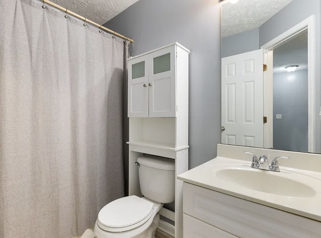 Building Photo - Renovated End-Unit Townhome with Spacious Primary Suite