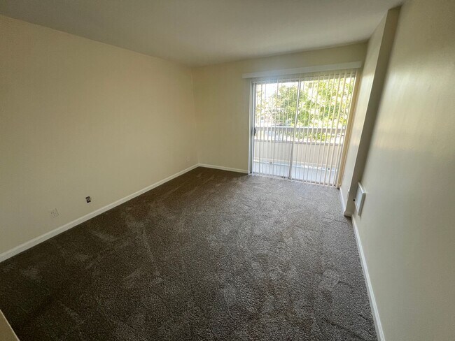 Building Photo - Beautiful 2 bed 1.5 bath end unit Condo in...