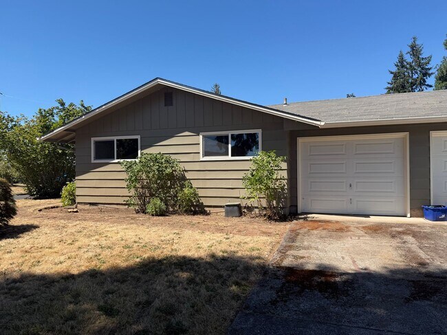 Building Photo - 3-bedroom, 1 bath duplex with garage!