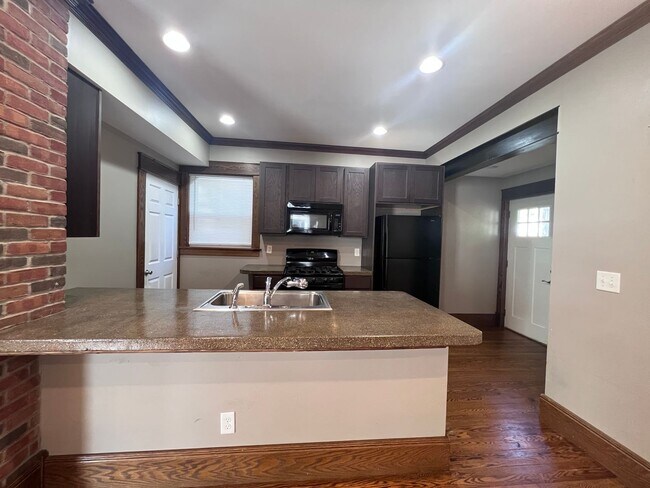 Building Photo - Three Bedroom Single Family Home - Close to everything!