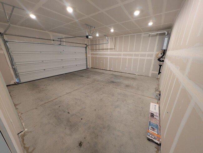 Building Photo - LIKE-NEW 4 bedroom home in Lacey!