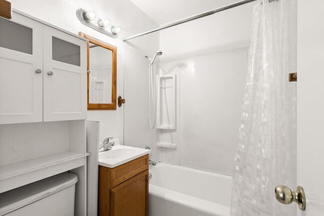 Building Photo - CHARMING HAYHURST 3 BEDROOMS, 2 BATH HOME