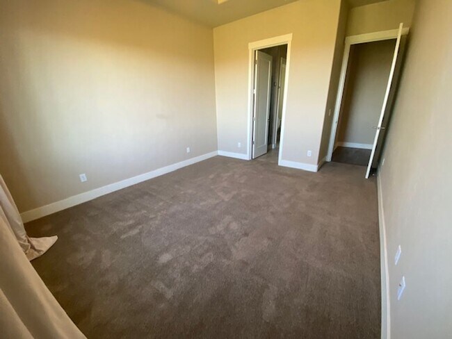 Building Photo - Custom home looking over Rivers Edge golf course