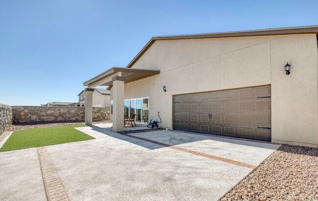 Building Photo - Eastside area for  Short or Long Term Rental(Completely Furnished) Beautiful 4 bed/2.5 baths