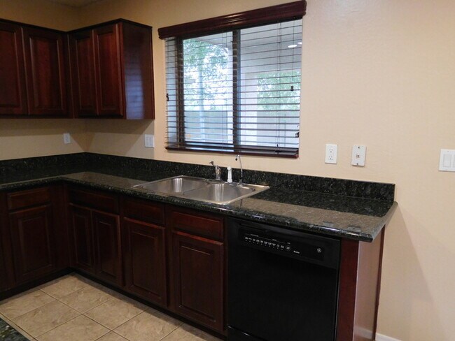 Building Photo - Huge 2700 SFT, Golf-view Community in Villages at Queen Creek!