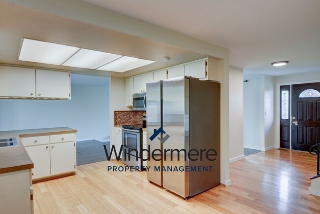 Building Photo - 3-bedroom, 2.5-bathroom With Private Beach Access