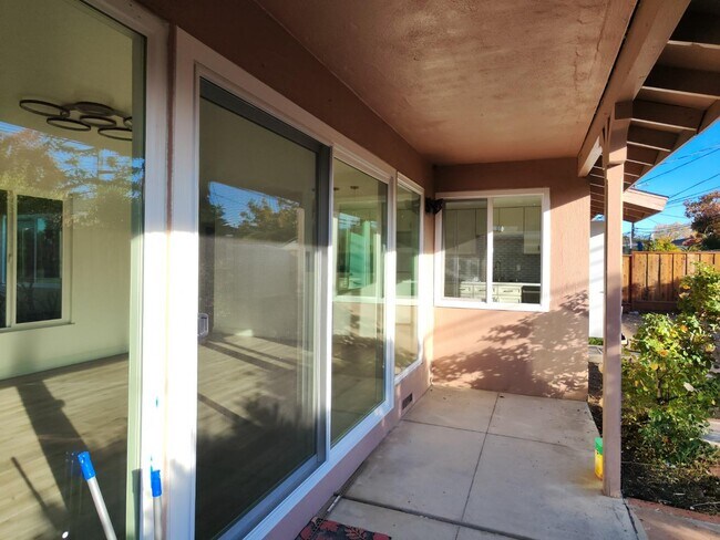 Building Photo - 6912 Bollinger Rd