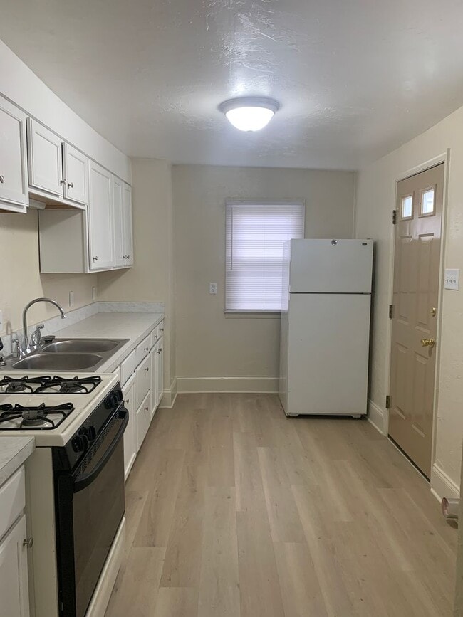 Building Photo - Semi-detached 3 bedroom 1 Bath House with Parking