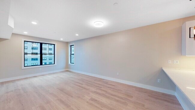 Building Photo - 440 E 8th St