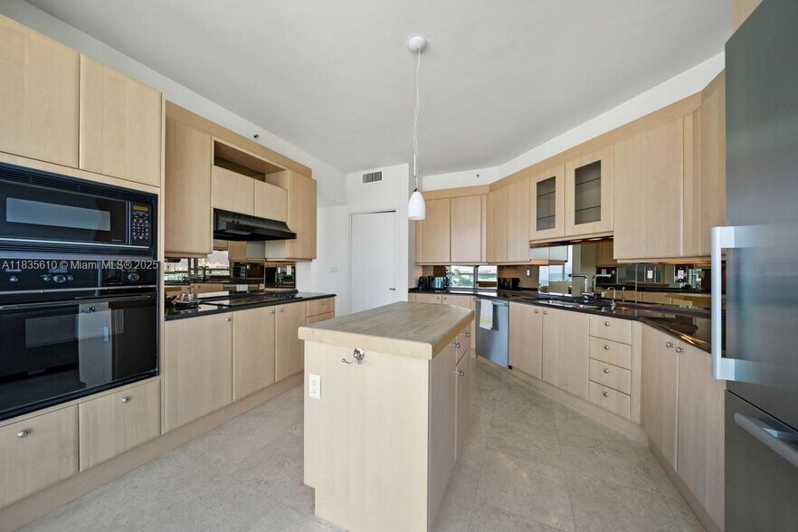 Building Photo - 300 S Pointe Dr