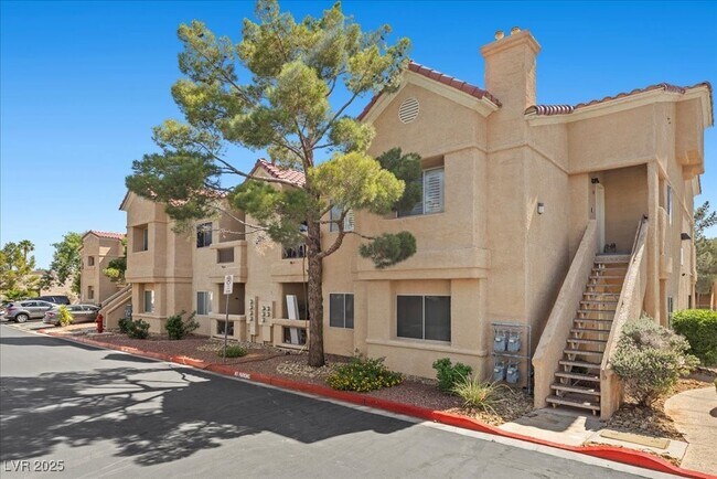 Primary Photo - 900 Heavenly Hills Ct