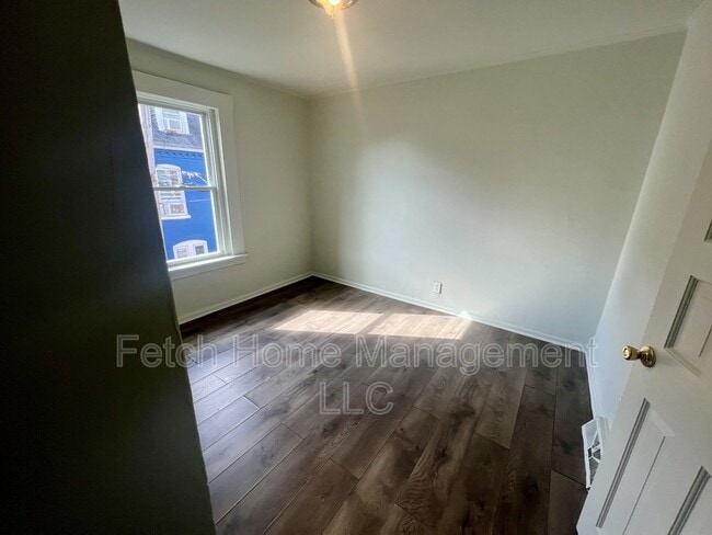 Building Photo - 615 Lake St