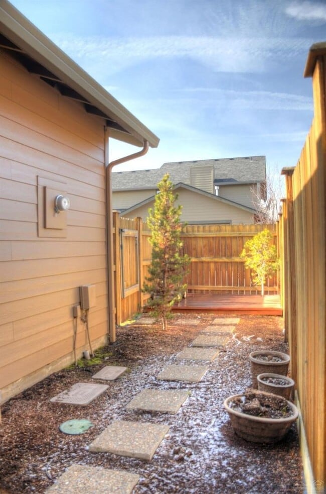 Building Photo - Darling Townhouse in Southeast Bend!