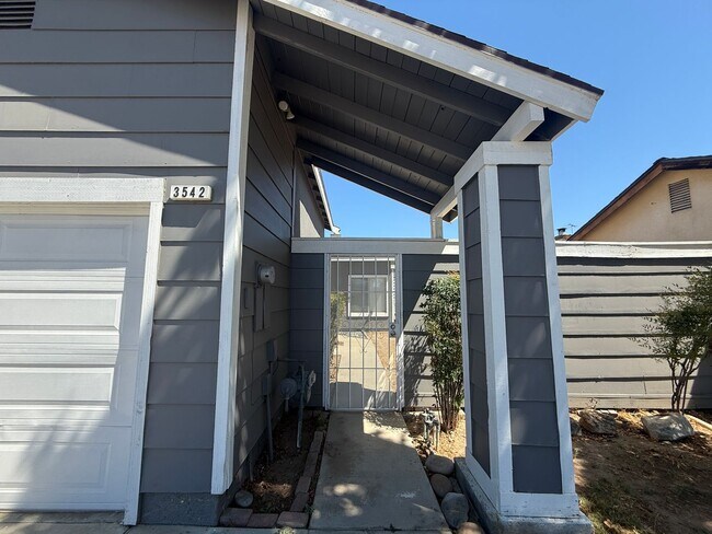 Building Photo - Must see! 2-bedroom, 2-bathroom single-sto...