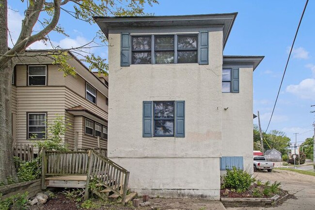 Building Photo - $799 Chic & Renovated 1BR with Style- Ask about our security deposit alternative!
